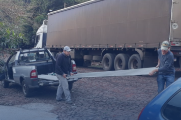 Defesa Civil Municipal Entrega Telhas as Famílias Atingidas por Granizo