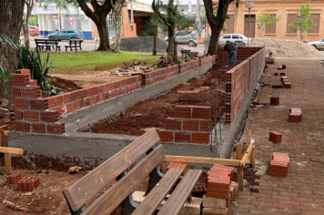 QUIOSQUE DA AGRICULTURA FAMILIAR ESTÁ SENDO CONSTRUIDO NA PRAÇA