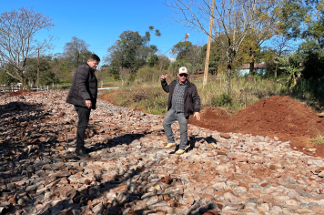 PAVIMENTAÇÃO COM PEDRAS IRREGULARES DE BASALTO NO INTERIOR DO MUNICÍPIO