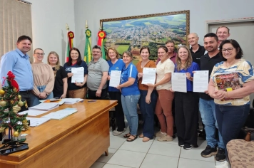 PREFEITO LEANDRO ASSINA TERMOS DE FOMENTO COM DIVERSAS ENTIDADES