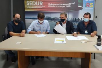 Jeronimo Jaskulski e Luiz Carlos Busato assinam convênio para obra de pavimentação em Guarani das Missões