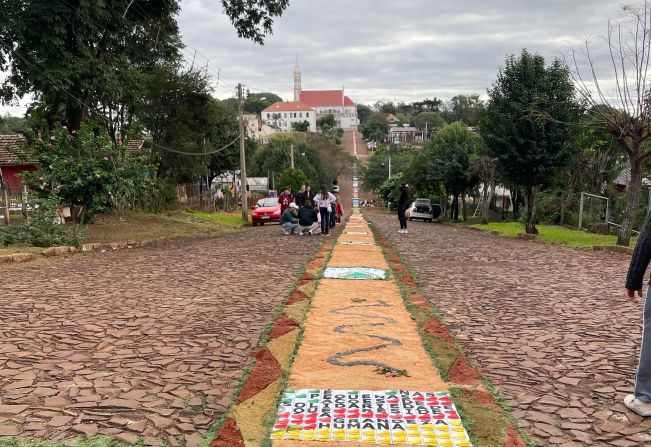 CONFECÇÃO DE TAPETES PARA A FESTA DE CORPUS CHRISTI