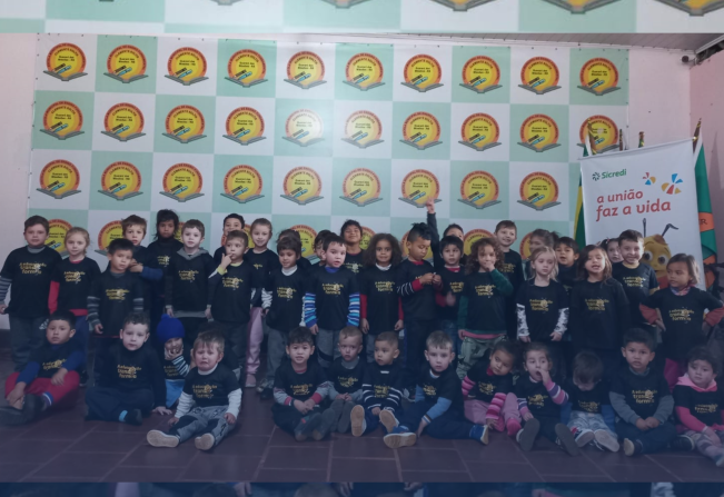 ALUNOS DA EMEF CLEMENTE SOLTIS RECEBEM CAMISETA DO PUFV.