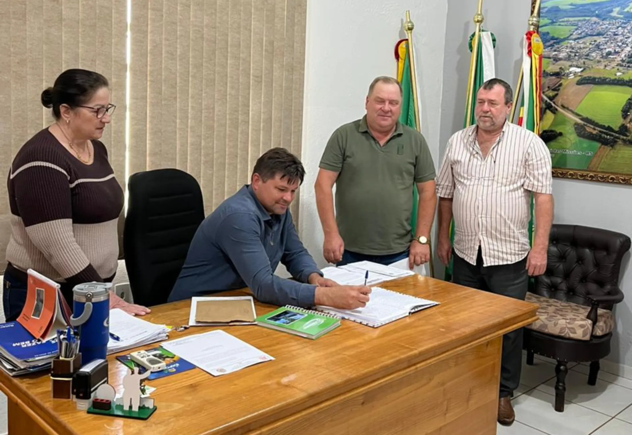 ASSINATURA DA ATA DE TRANSMISSÃO DE CARGO