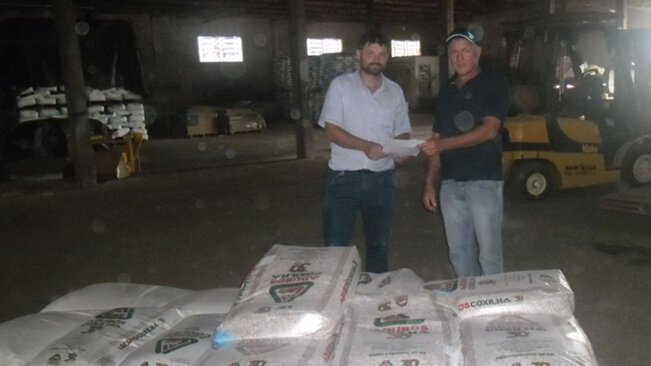 Agricultores recebem insumos provenientes de recursos da Consulta Popular 2017/2018