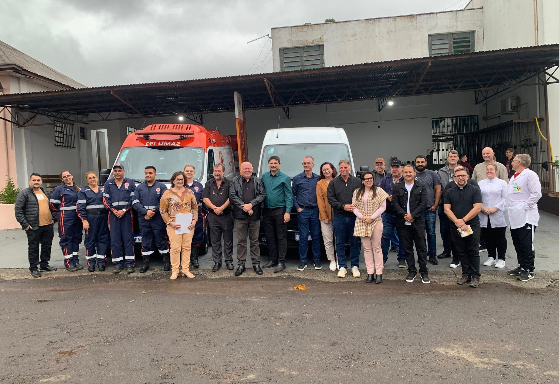 ENTREGA OFICIAL DE VEÍCULOS VAN E AMBULÂNCIA PARA A SECRETARIA DE SAÚDE