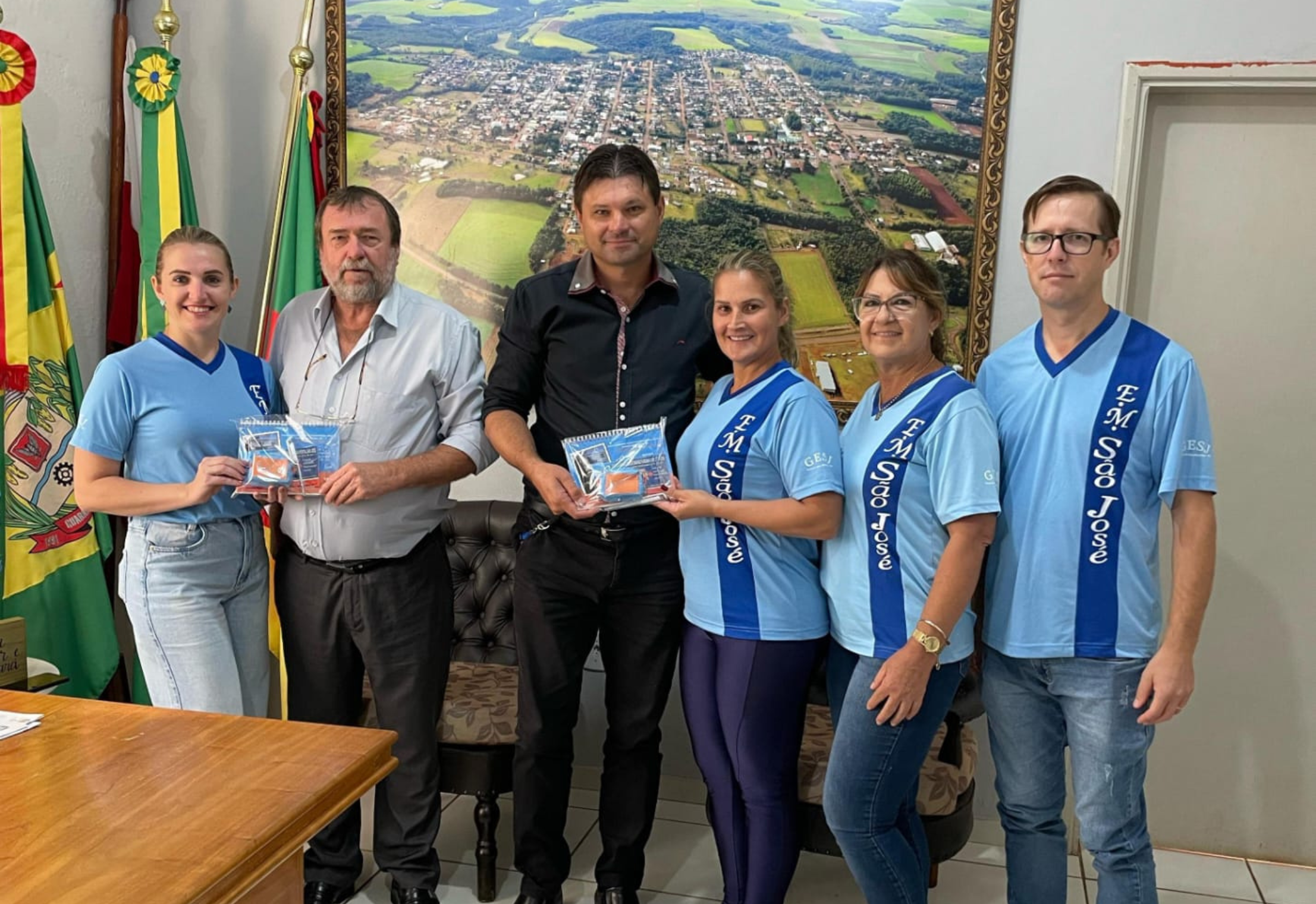 EQUIPE DIRETIVA DA EMEF SÃO JOSÉ APRESENTA E ENTREGA PROJETOS AO PODER EXECUTIVO