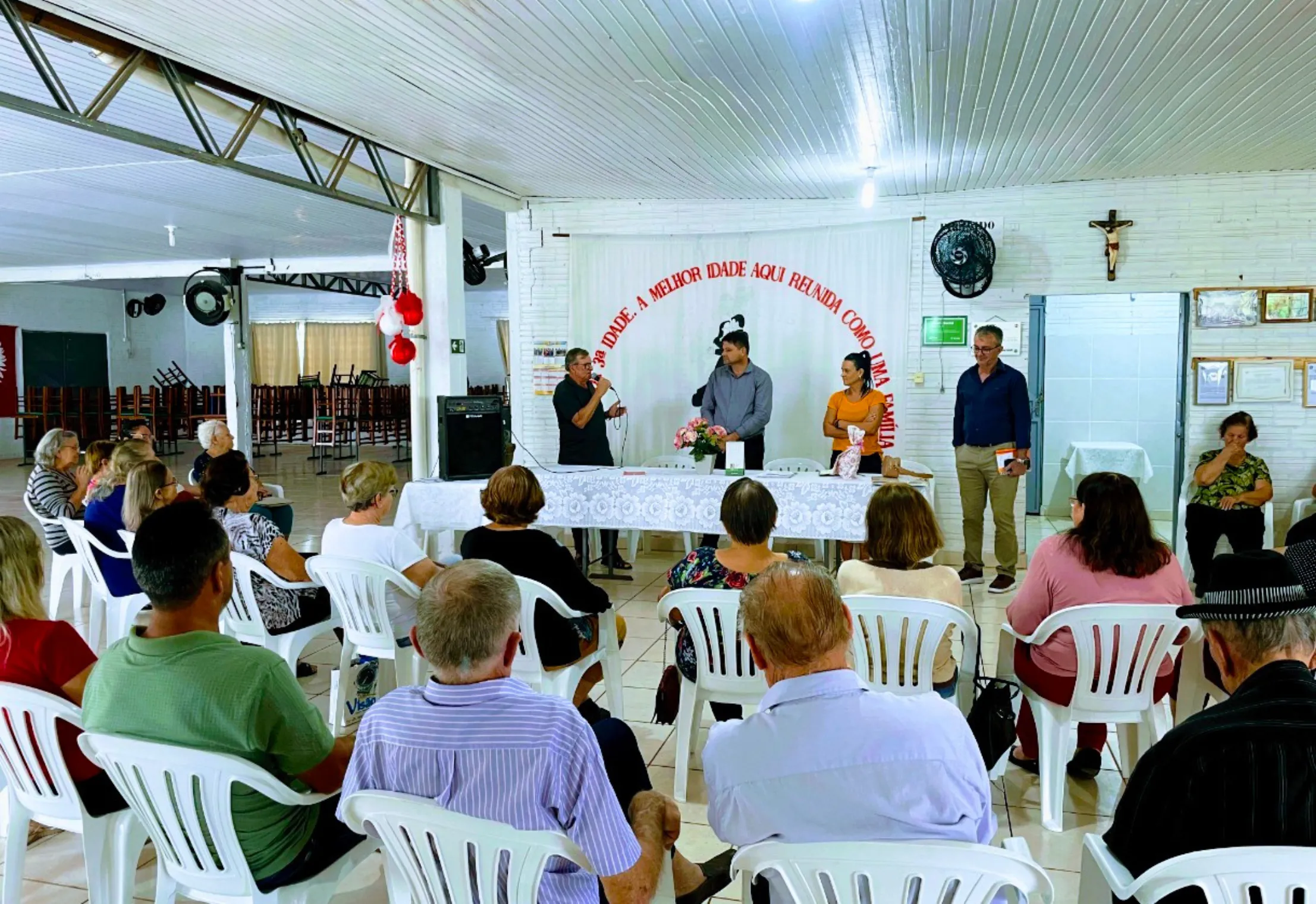 PREFEITO VISITA A TERCEIRA IDADE E OFERECE ACOMPANHAMENTO DE EDUCADORA FÍSICA