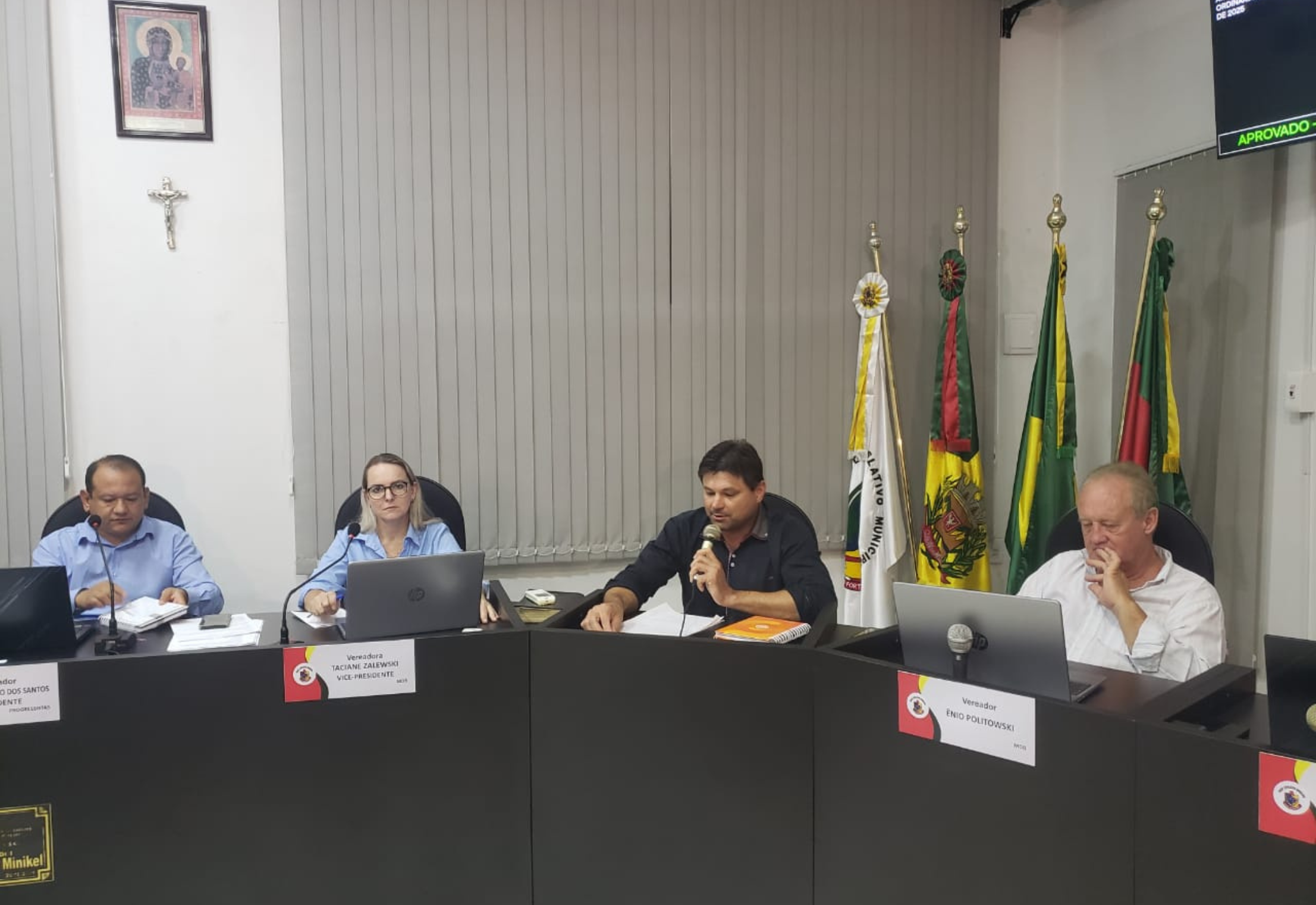 PREFEITO LEANDRO SE FEZ PRESENTE NA REUNIÃO DA CÂMARA DE VEREADORES